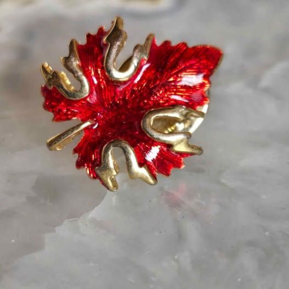 vintage red enamel maple leaf brooch - Picture 2 of 5